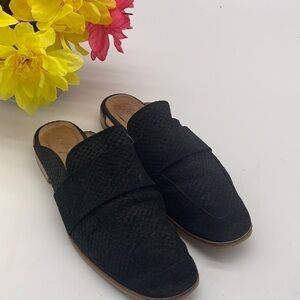 Free People Black Snakeskin Patterned Slip On. BLO1178B